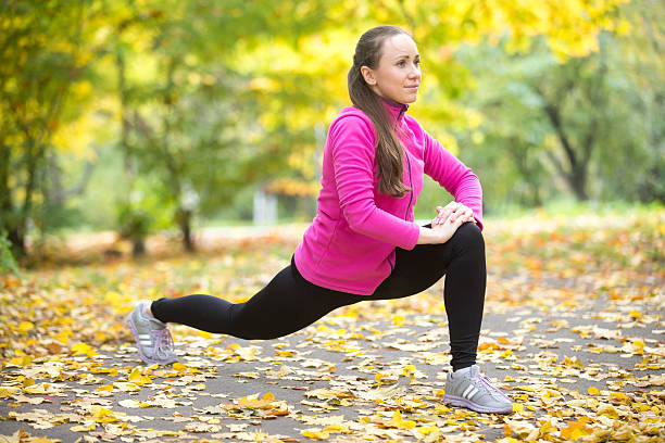 fitness d’automne à l’extérieur: exercices de haute fente - glutes relaxation exercise muscular build human muscle photos et images de collection