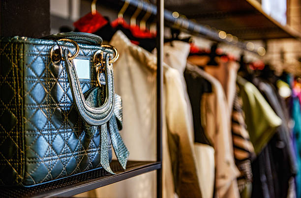 bolsos y ropa en una tienda de moda - boutique fotografías e imágenes de stock