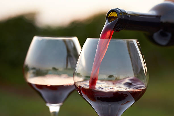 versare il vino rosso  - wine bottle bottle burgundy wine foto e immagini stock