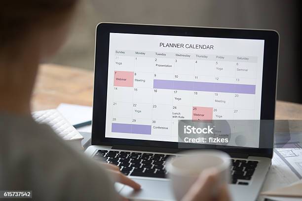 Abra La Computadora Portátil En El Escritorio El Calendario Del Planificador En La Pantalla Foto de stock y más banco de imágenes de Calendario