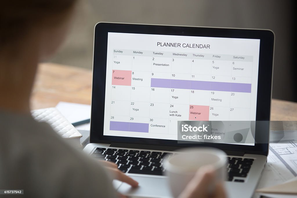 Ouvrez l’ordinateur portable sur le bureau, planifiez le calendrier à l’écran - Photo de Calendrier libre de droits