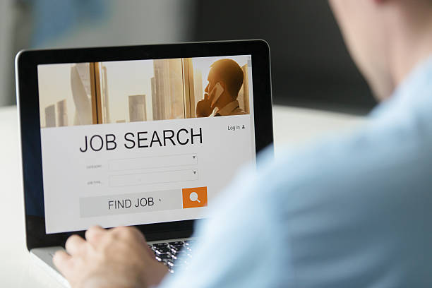 vista de monitor sobre un hombro masculino, título de búsqueda de empleo - job search recruitment occupation employment issues fotografías e imágenes de stock