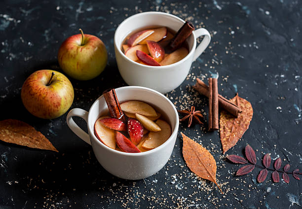 sidra caliente de manzana de arce. sobre un fondo oscuro. - hot apple cider cider cinnamon heat fotografías e imágenes de stock