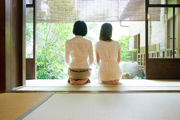 due donne di ammirare il giardino giapponese dalla veranda - buddhist ceremony foto e immagini stock