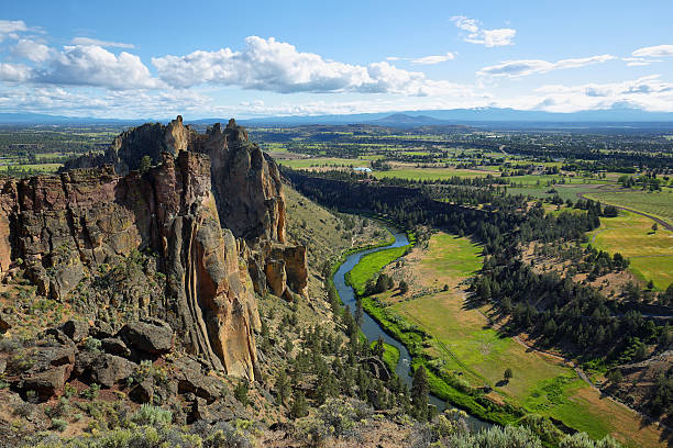 Smith Rock Park Crooked river from Misery Ridge in Smith Rock Park, Oregon oregon us state photos stock pictures, royalty-free photos & images