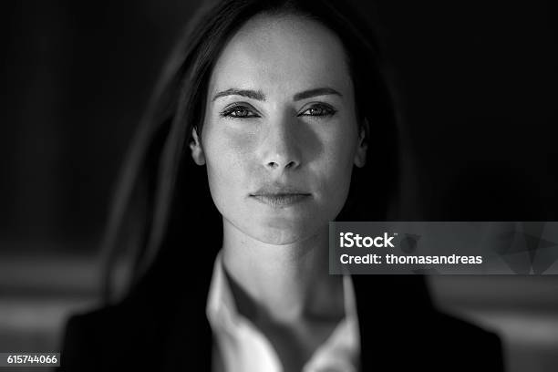 Business Frau Nahaufnahme Stockfoto und mehr Bilder von Frauen - Frauen, Schwarzweiß-Bild, Eine Frau allein