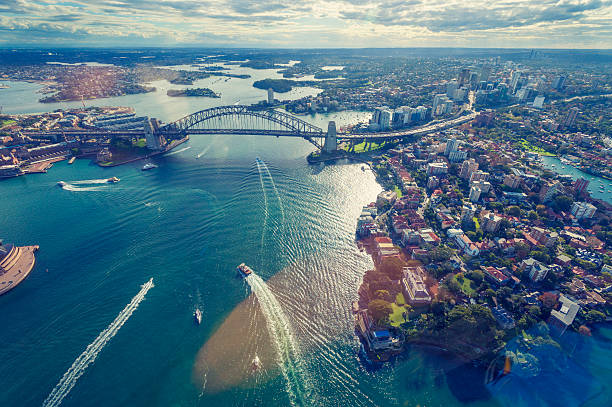 widok z lotu ptaka z sydney harbour w australii - sydney harbor bridge zdjęcia i obrazy z banku zdjęć