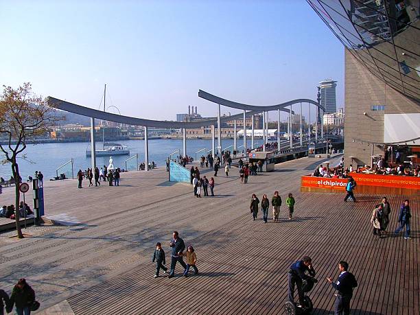 barcelona - rambla de mar widziana z maremagnum - port de barcelona zdjęcia i obrazy z banku zdjęć