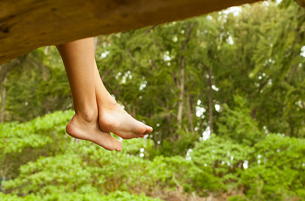 rilassante nella foresta - human foot barefoot sole of foot human toe foto e immagini stock