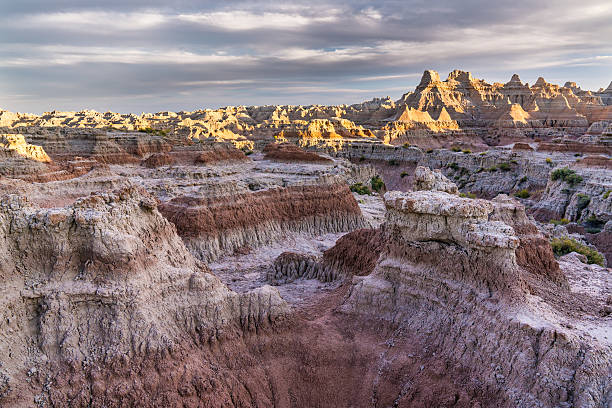 национальный парк бэдлендс  - badlands prairie landscape badlands national park стоковые фото и изображения