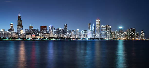 シカゴの夜の街並み - chicago at night ストックフォトと画像