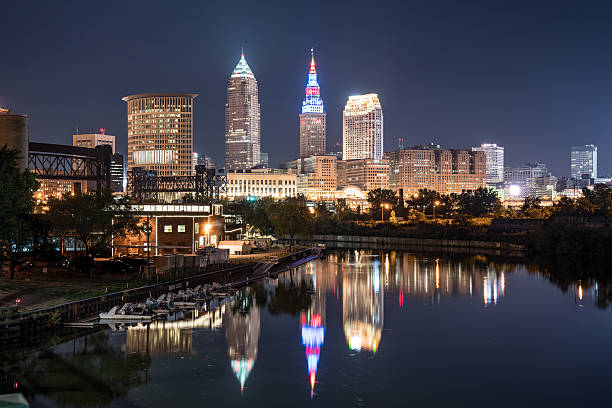 cleveland skyline noite - cleveland imagens e fotografias de stock