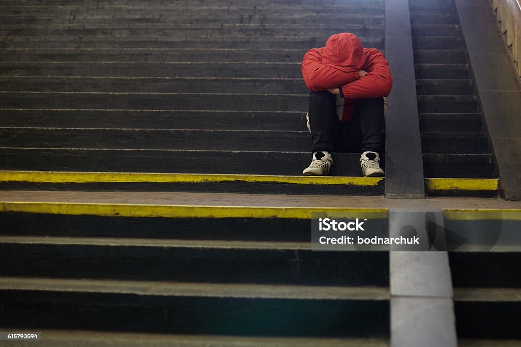 junger Obdachloser schläft auf der Straße - Lizenzfrei Teenager-Alter Stock-Foto