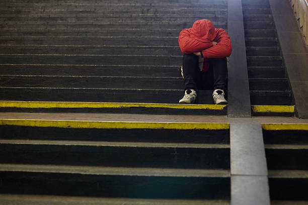 거리에서 자고있는 젊은 노숙자 - depression teenager sadness men 뉴스 사진 이미지