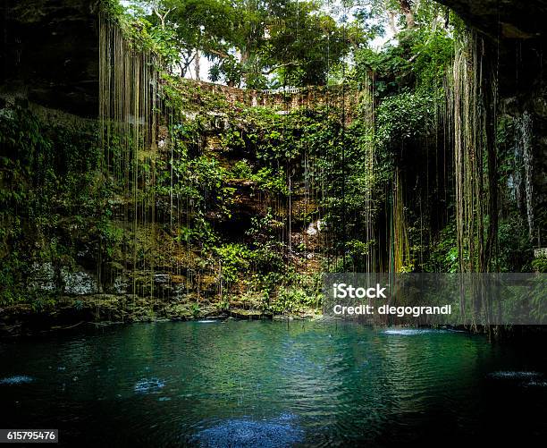 Foto de Cenote Ik Kil Yucatan México e mais fotos de stock de Cenote - Cenote, México, Chichén Itzá