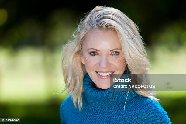 Retrato De Una Mujer Madura Sonriendo A La Cámara Foto de stock y más banco de imágenes de Modelo de modas - Modelo de modas, Cara humana, Fémina