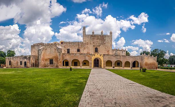 convento de san bernardino de siena - valladolid, méxico - bushman fotografías e imágenes de stock