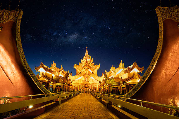 palazzo karaweik - shwedagon pagoda immagine foto e immagini stock