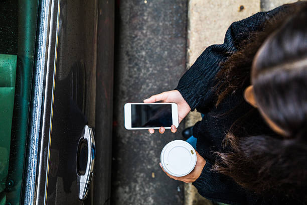 femme en déplacement à la recherche de covoiturage - car pooling photos et images de collection