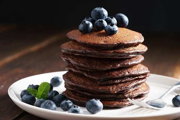 schokoladenpfannkuchen mit frischer heidelbeere - plate ingredient food chocolate stock-fotos und bilder