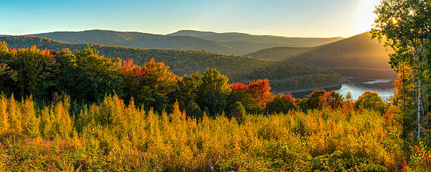 catskills réservoir automne sunset panorama - sunset dusk mountain reservoir photos et images de collection