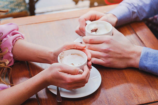 bere caffè al bar, primo piano - coffee couple italy drinking foto e immagini stock