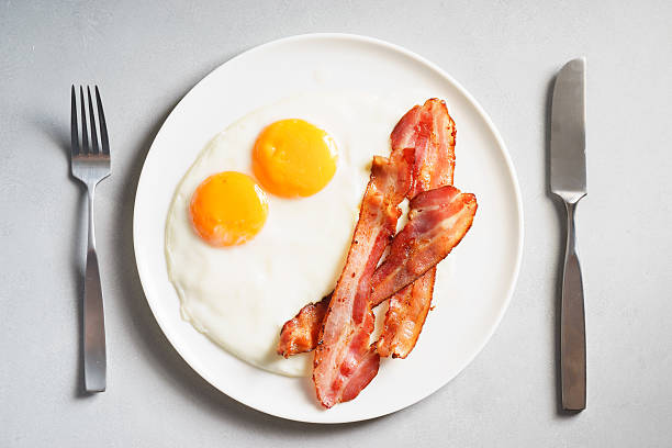 달걀, 베이컨 - eggs breakfast bacon fried egg 뉴스 사진 이미지