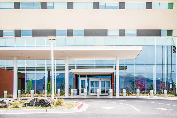 fachada del edificio moderno del hospital del centro médico - hospital entrada fotografías e imágenes de stock