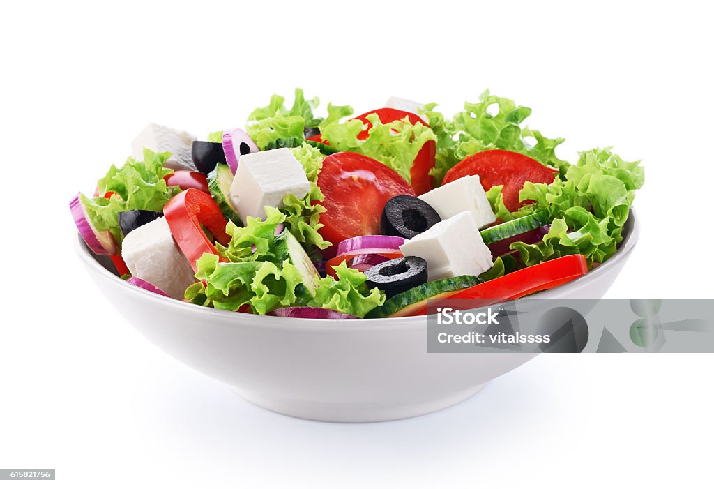 Salade au fromage et légumes frais isolés sur dos blanc - Photo de Salade composée libre de droits