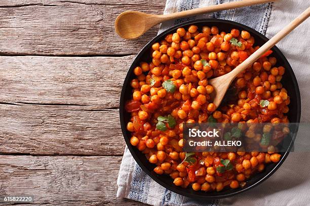 식탁에 인도 음식 차나 마살라 수평 상단 보기 병아리 콩에 대한 스톡 사진 및 기타 이미지 - 병아리 콩, 카레, 토마토-채소