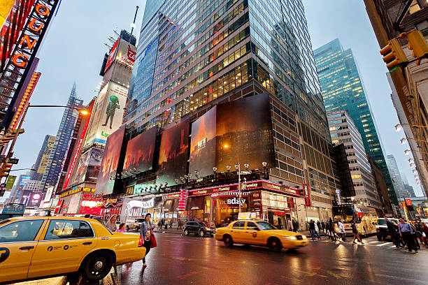 tráfico nocturno cerca de times square, nueva york, midtown, manhattan - times square night broadway new york city fotografías e imágenes de stock