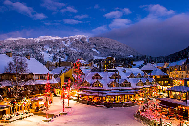 whistler villaggio invernale al crepuscolo. - whistler foto e immagini stock