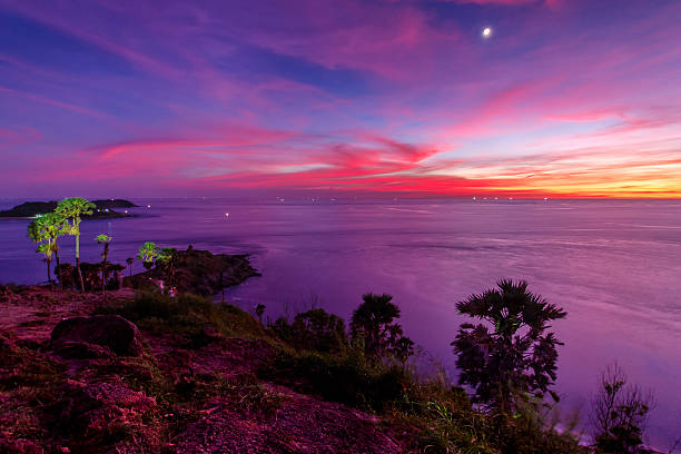 belo pôr do sol em capa de promthep é uma montanha - phuket province - fotografias e filmes do acervo