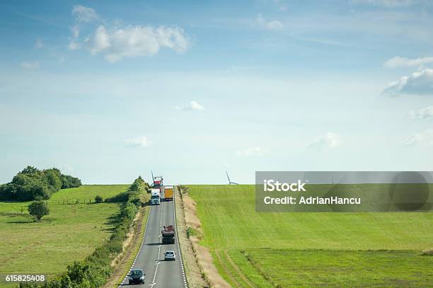 Carretera Con Coches Camiones Campos Verdes Y Molino De Viento Aéreo Foto de stock y más banco de imágenes de Francia
