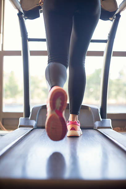 woman joging on tread mill - run of the mill imagens e fotografias de stock