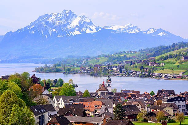 маленький швейцарский городок на озере люцерн и горе пилатус, швейцария - village switzerland landscape swiss culture стоковые фото и изображения