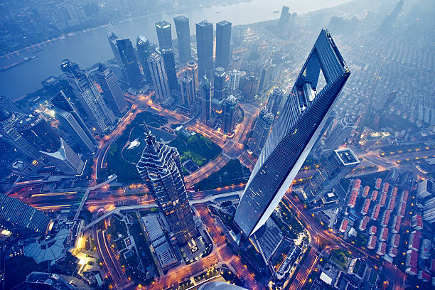 vue aérienne de shanghai de nuit - bâtiment vu de photos et images de collection