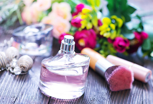 perfume perfume and flowers on the wooden table Gourmand perfumes stock pictures, royalty-free photos & images