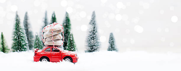 floresta de inverno nevada com carro vermelho em miniatura e biscoitos - schneelandschaft - fotografias e filmes do acervo