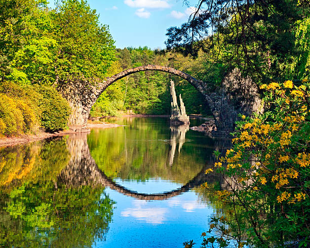 궁형 구름다리 (rakotzbrucke) kromlau, 독일 - forest pond landscaped water 뉴스 사진 이미지