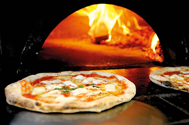 frisch gekochte pizza - brick oven stock-fotos und bilder