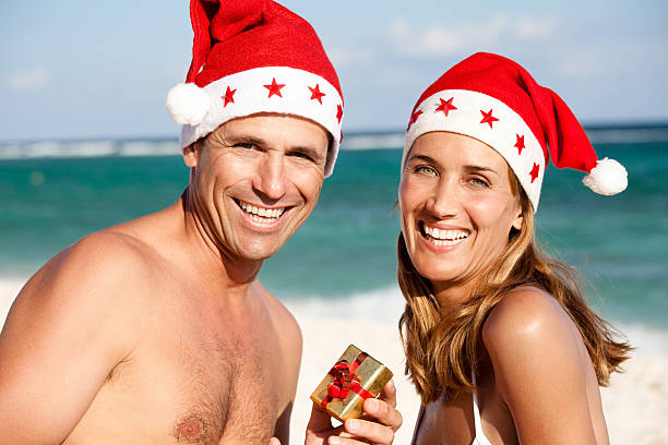 pareja en la playa en navidad - mer people fotografías e imágenes de stock