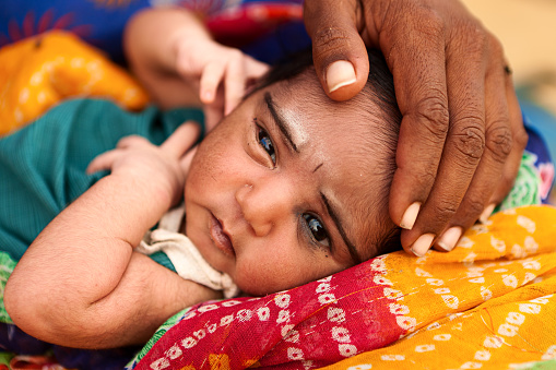 Indian woman with her newborn child, Thar Desert, Rajasthan, India.http://bhphoto.pl/IS/rajasthan_380.jpg