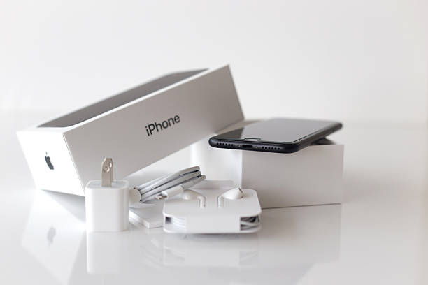 neues apple iphone 7 black unboxing - adapter apple stock-fotos und bilder