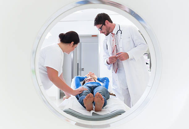 ct 스캔에서 의사, 간호사 및 환자 - mri scan radiologist cat scan cat scan machine 뉴스 사진 이미지