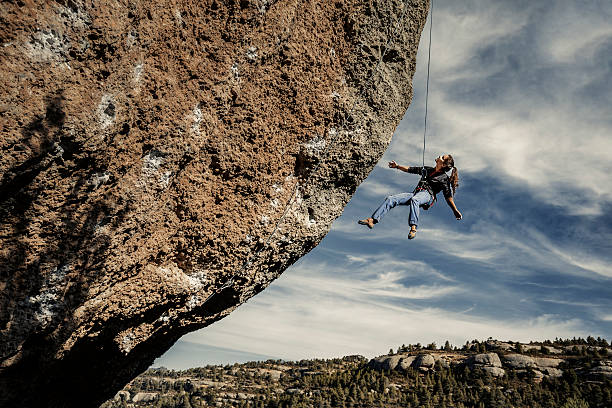 donna appesa alla corda - climbing clambering hanging rope foto e immagini stock