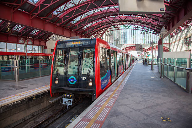 docklands light railway, trem de passageiros - docklands light railway - fotografias e filmes do acervo