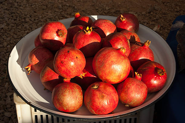 market. pomegranate fruit on metal plate - organic single word environment block imagens e fotografias de stock