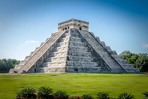 mayan temple pyramid  of kukulkan - chichen itza, yucatan, mexico - 墨西哥 個照片及圖片檔