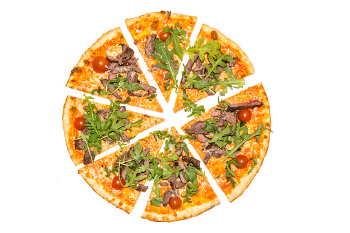 sabrosa pizza italiana en rodajas, aislada sobre fondo blanco photo